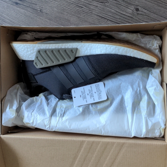 NWT Adidas Mens NMD R2 Runners Core Black, Size 11 - Picture 2 of 3